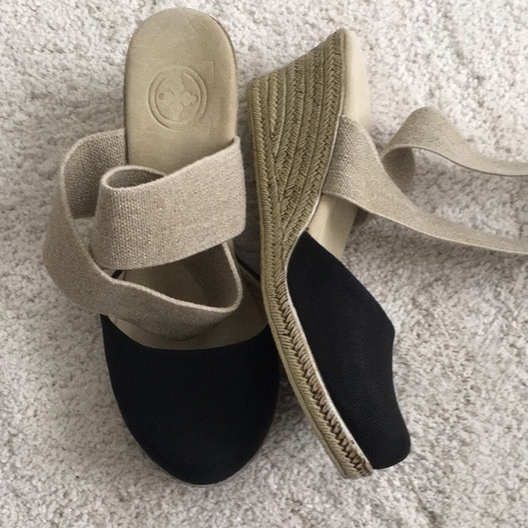 Stylish Black and Tan Wedge Sandals - Picture 1 of 4